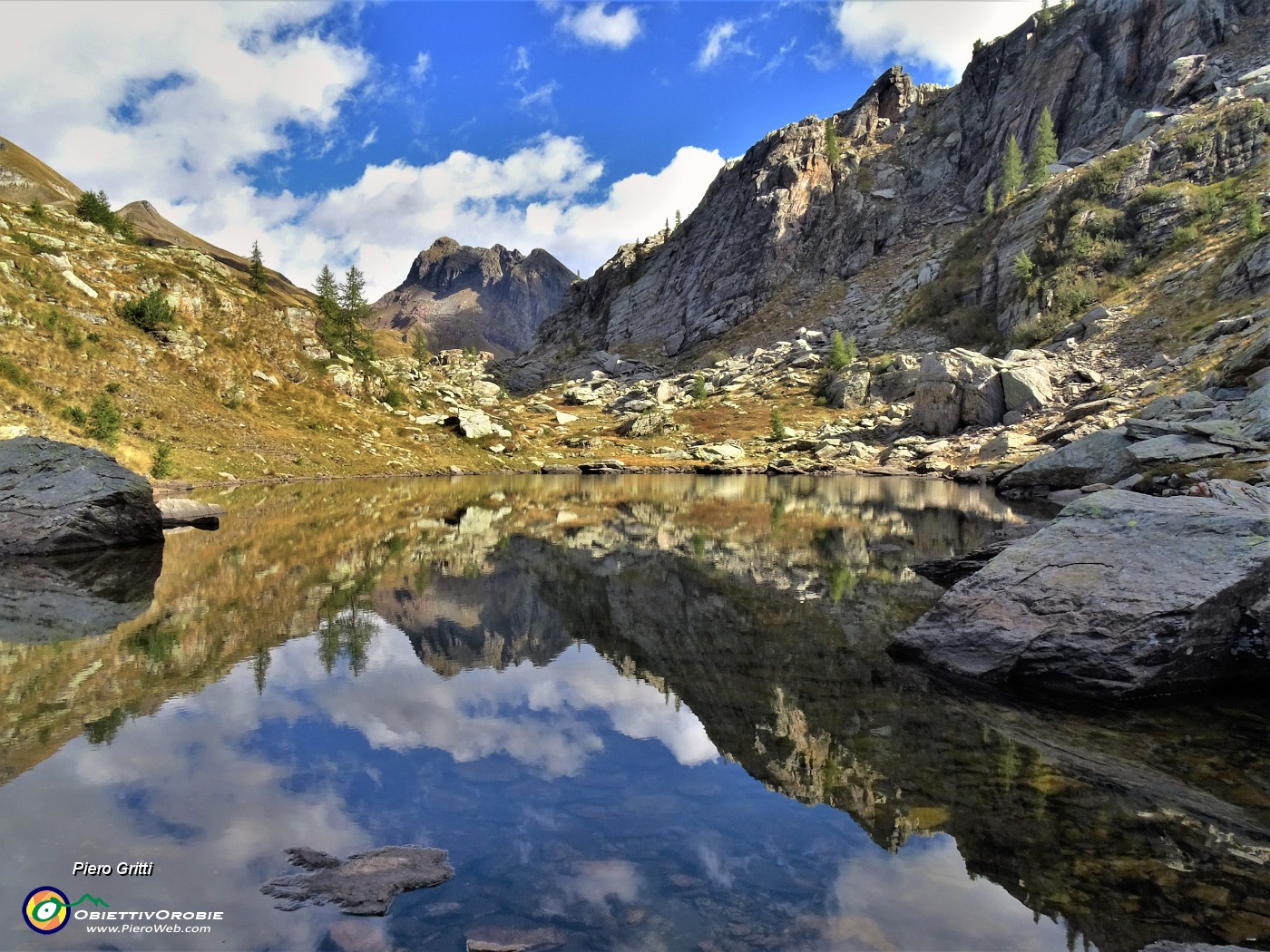 47 Nel Lago della paura si specchia anche il lontano Monte Corte.JPG